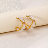 1 par de pendientes chapados en oro de 18 quilates con incrustaciones de acero inoxidable y perlas redondas asimétricas de estilo elegante y sencillo