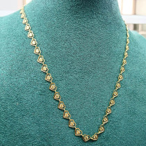 Collar chapado en oro de 18 quilates con revestimiento de pulido de acero titanio en forma de corazón de estilo simple