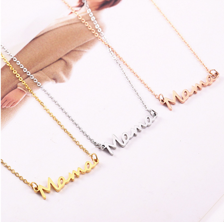 Collar chapado en oro con revestimiento de acero y titanio con letra MAMA