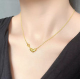 Collar chapado en oro de 18 quilates con revestimiento de acero de titanio con forma de corazón y letra de estilo simple y elegante
