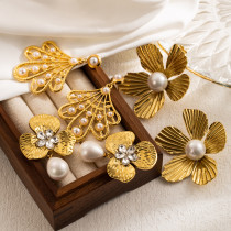 1 par de pendientes chapados en oro con perlas artificiales de acero inoxidable con incrustaciones de mariposas y flores de estilo sencillo y dulce