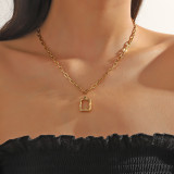 1 collar con colgante de cuadrado hueco chapado en oro Real de estilo frío, regalo de fiesta para mujer