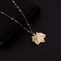 Collar con colgante de oro con incrustaciones de acero de titanio y hoja elegante