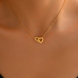 Collar chapado en oro de 18 quilates con incrustaciones de acero inoxidable con forma de corazón cuadrado y letra de estilo simple