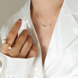 Collar chapado en oro de 18 quilates de perlas artificiales con incrustaciones de acero de titanio geométrico de estilo simple