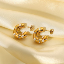 Pendientes de mujer de circón con incrustaciones de perlas con patrón de martillo de acero inoxidable de oro de 18 quilates en forma de C a la moda