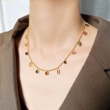 Elegante collar cuadrado redondo chapado en oro de 18 quilates con incrustaciones de acero de titanio y circonitas