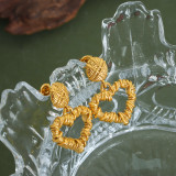 1 par de elegantes pendientes artísticos chapados en forma de corazón de acero de titanio chapados en oro de 18 quilates