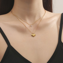 Collar chapado en oro de 18 quilates con incrustaciones de pulido de acero de titanio con forma de corazón brillante elegante