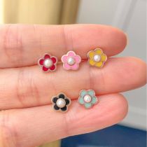 1 par de pendientes de perlas artificiales de acero titanio con incrustaciones de esmalte de flores bonitas