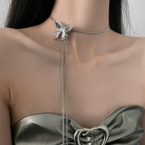 Collar chapado en plata con revestimiento de acero de titanio y mariposa de estilo vintage