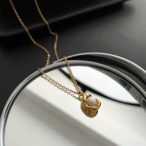 Elegantes collares geométricos de perlas con revestimiento de acero de titanio