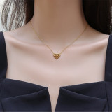 Elegante collar con colgante chapado en oro de 18 quilates con revestimiento de acero de titanio en forma de corazón