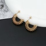1 par de aretes chapados en oro de 18 quilates de acero inoxidable chapado en color sólido con forma de C estilo moderno informal