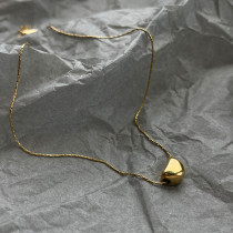 Collar chapado en oro de 18 quilates con revestimiento de acero de titanio y guisantes de estilo simple