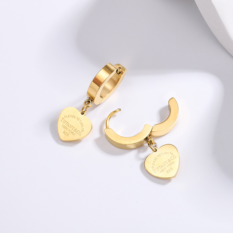 1 par de aretes de acero inoxidable con forma de corazón de estilo simple