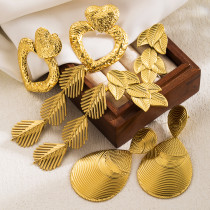 1 par de pendientes colgantes chapados en oro de acero inoxidable con forma de corazón y gotas de agua estilo IG