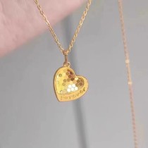Collar con colgante chapado en oro de 18 quilates con forma de corazón y letra romántica en forma de panal de acero de titanio