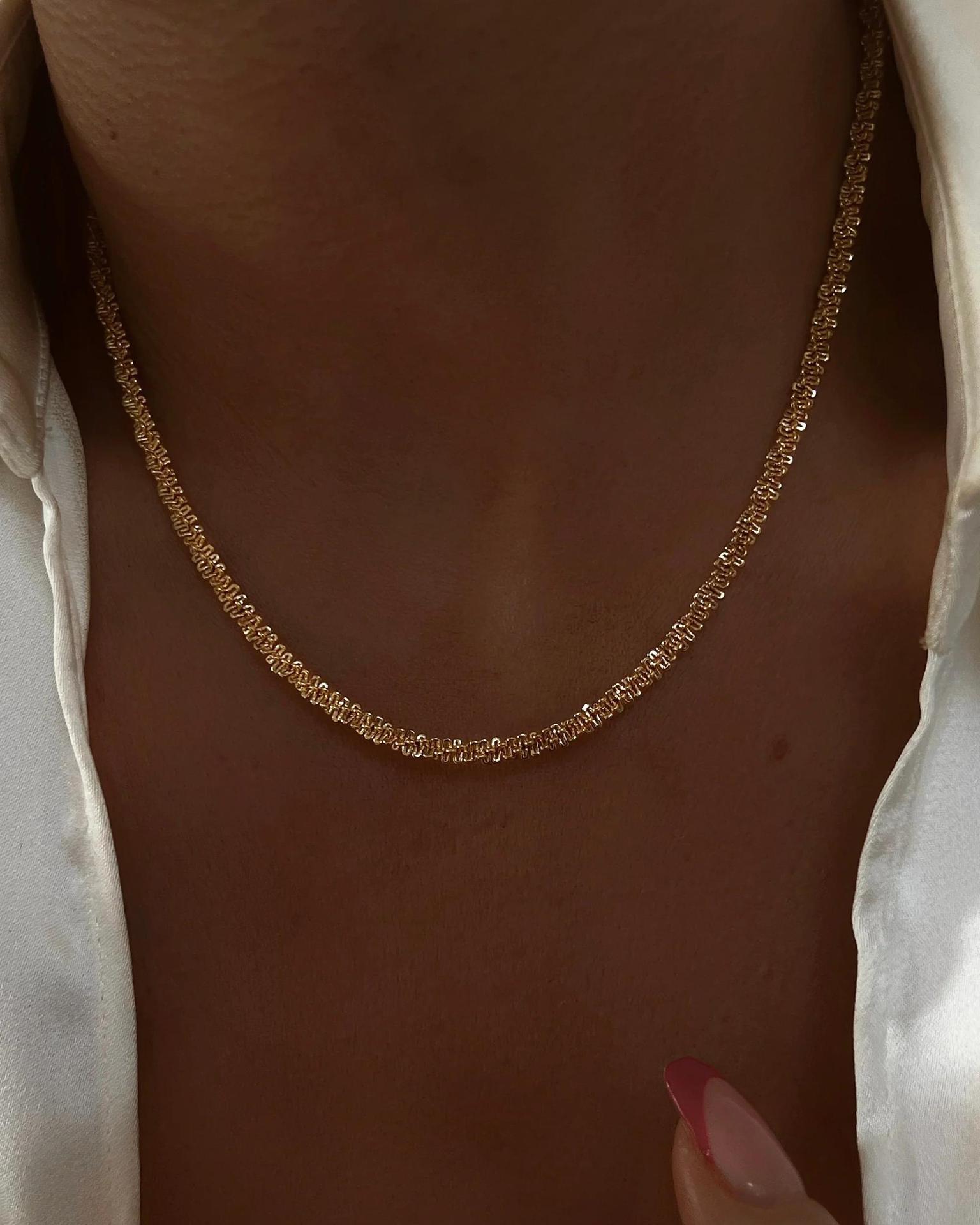 Collar chapado en oro de 18 quilates con revestimiento de acero de titanio geométrico de estilo simple