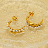 1 par de pendientes elegantes chapados en pulido en forma de C con incrustaciones de perlas de agua dulce de acero inoxidable chapados en oro de 18 quilates