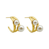 1 par de pendientes chapados en oro y perlas de acero inoxidable con incrustaciones redondas en forma de C de estilo Simple