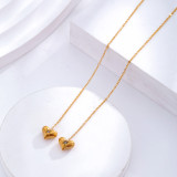 1 par de elegantes pendientes colgantes chapados en oro de 24 quilates con incrustaciones de acero y titanio y mariposa en forma de corazón