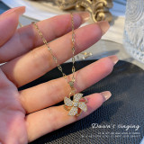 Collar con colgante de diamantes de imitación con incrustaciones de cobre y acero titanio con forma de corazón de oso de estilo simple