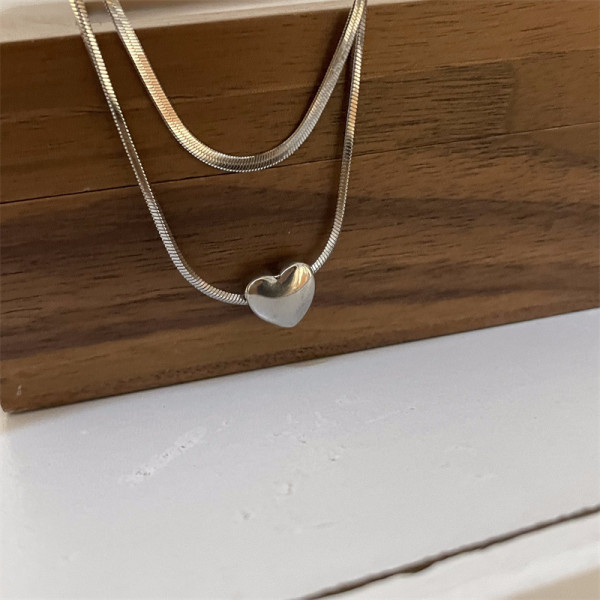 Collares en capas de acero titanio con forma de corazón de estilo simple