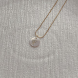 Collar con colgante de concha de acero inoxidable con letras de estilo simple