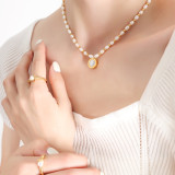 Elegante estilo barroco número redondo con cuentas de acero de titanio chapado en perlas incrustaciones de concha acrílica collar con colgante chapado en oro de 18 quilates