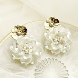 1 par de pendientes colgantes chapados en oro con perlas de imitación acrílicas de acero inoxidable con flores elegantes
