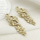 1 par de pendientes chapados en oro de acero inoxidable con diseño de flor de señora
