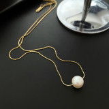 Elegantes collares geométricos de perlas con incrustaciones de acero de titanio