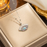 Collar con colgante chapado en oro de 18 quilates con incrustaciones de epoxi y acero de titanio con ojo brillante