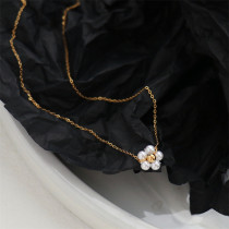 Collar con colgante de perlas artificiales con incrustaciones de acero de titanio y flores de estilo sencillo y dulce