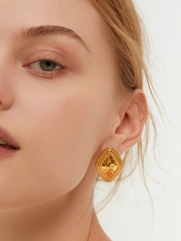 1 par de aretes chapados en oro de 18 quilates de acero inoxidable chapado en color sólido de estilo simple