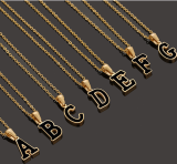 Collar con colgante de acero inoxidable con letras de estilo simple Collares de acero inoxidable chapados en oro