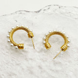 1 par de pendientes elegantes chapados en forma de C de estilo británico dulce con incrustaciones de perlas artificiales de acero inoxidable chapados en oro