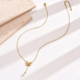 Collar chapado en oro de 14 quilates con incrustaciones de perlas artificiales y revestimiento de acero inoxidable con forma de mariposa de estilo simple y elegante