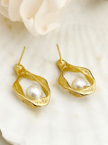 1 par de pendientes chapados en oro con incrustaciones de perlas y pulido de acero inoxidable irregulares elegantes