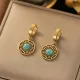 1 par de pendientes chapados en oro de 18 quilates con incrustaciones de acero de titanio y color sólido de estilo simple