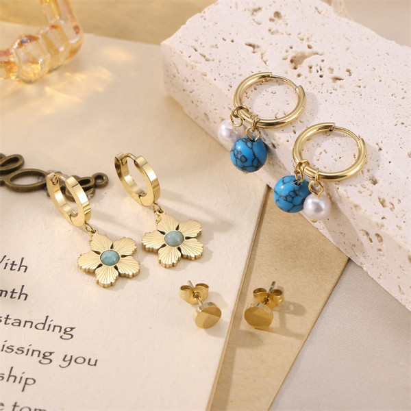 3 pares de aretes chapados en oro de 18 quilates de acero inoxidable con revestimiento asimétrico de flores dulces lindas