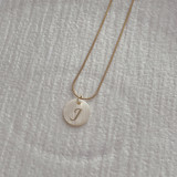 Collar con colgante de concha de acero inoxidable con letras de estilo simple