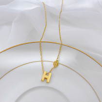 Collar chapado en oro de 18 quilates con revestimiento de acero de titanio con letra estilo IG