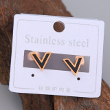 1 par de aretes chapados en acero de titanio con forma de V, estilo informal y sencillo