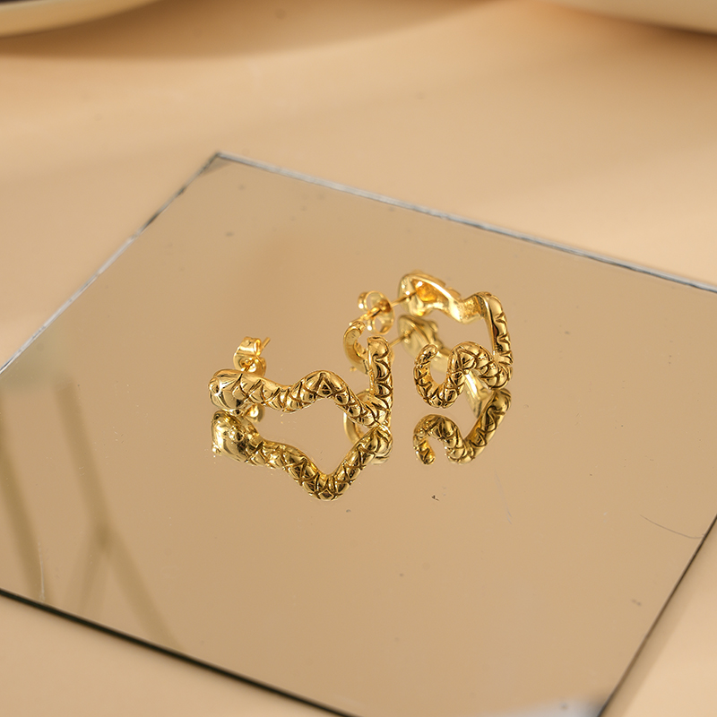 1 par de pendientes chapados en oro de acero inoxidable con revestimiento de serpiente de estilo clásico