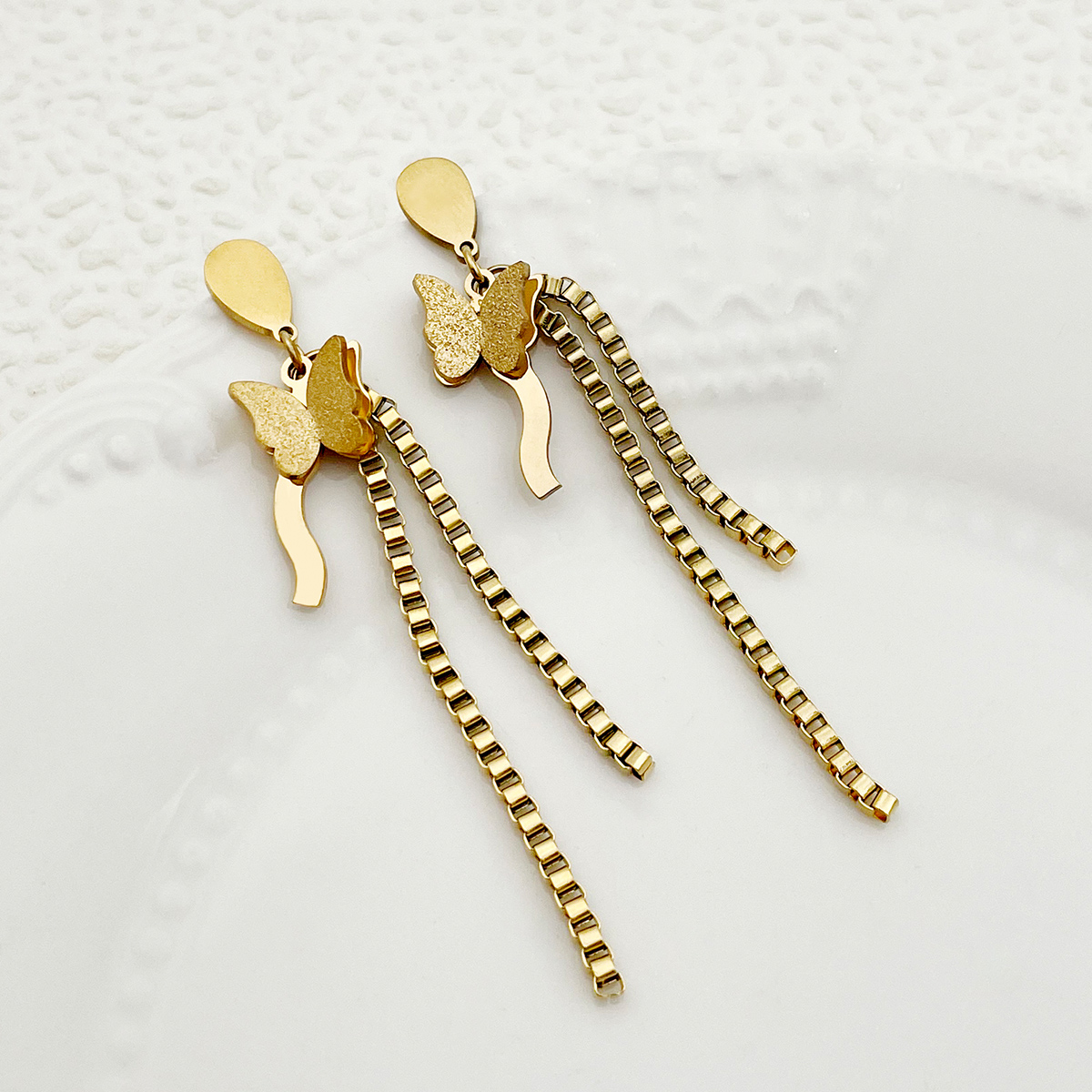 1 par de pendientes colgantes chapados en oro de acero inoxidable con diseño de mariposa dulce