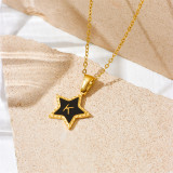 Collar con colgante chapado en oro de acero de titanio con forma de estrella y letra de estilo simple