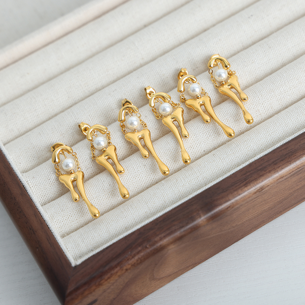 1 par de elegantes pendientes de gota chapados en oro de 18K con incrustaciones de gotas de agua de estilo barroco, perlas artificiales de acero y titanio