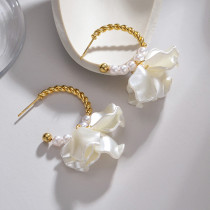 1 par de pendientes colgantes chapados en oro de 18 quilates con perlas artificiales de acero inoxidable chapados en flores para mujer